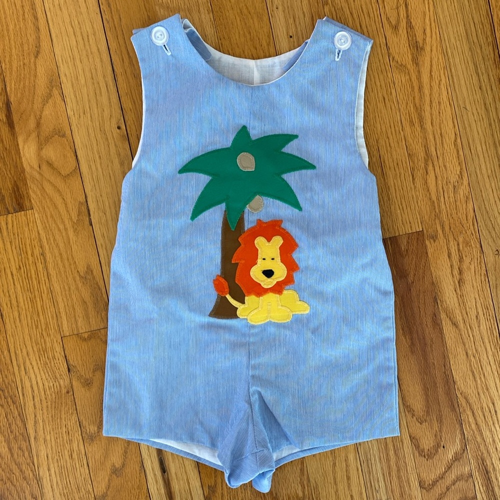 NWOT Kelly’s Kids lion appliqué shortall